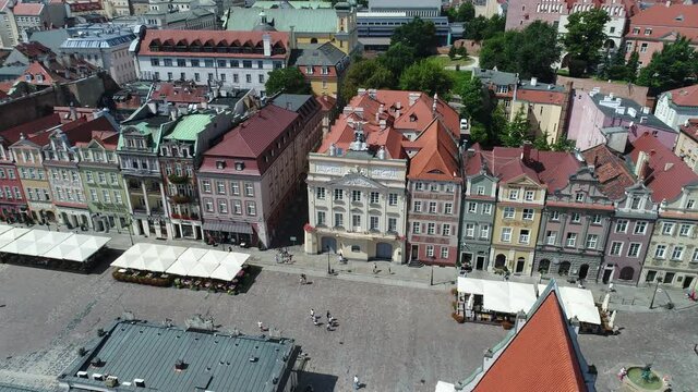 Drone video showing the historic old market square in Poznań with colorful buildings.
