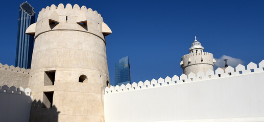 Alter Wachturm des inneren Forts hinter weißer Mauer vor strahlend blauem Himmel