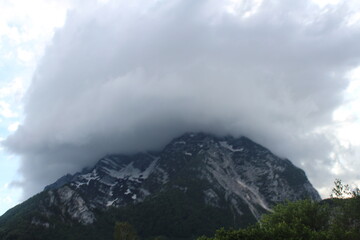 Wolken verdecken die Gebirgslandschaft in Österreich