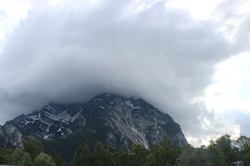 Wolke verschluckt Berg in der Steiermark