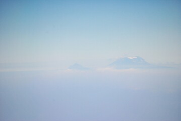 Kilimandjaro vu d'avion dans les nuages