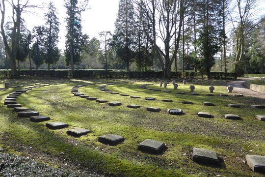 Kriegsgräber aus dem ersten Weltkrieg auf dem Kölner Südfriedhof in Köln. Viereckige Grabsteine angeordnet in runden Halbbögen .