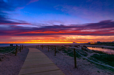 Precioso amanecer en la playa de Xeraco, en Valencia, junto al mar Mediterráneo. 
