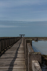 Obraz premium wooden bridge via river in a sunny day
