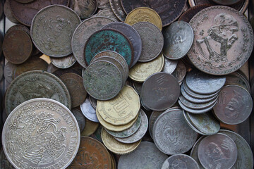 fondo de monedas antiguas apiladas, peso mexicano, d&oacute;lar,  euro