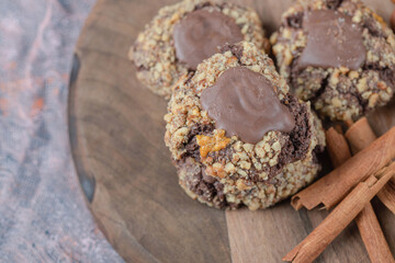 Chocolate crocante cookies with cinnamon flavour