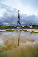 Joli reflet sur la Tour Eiffel en symétrie, , Paris, France