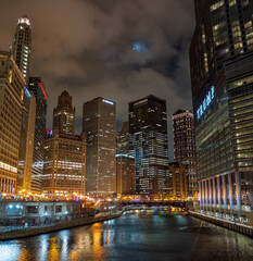 Obraz premium Chicago Riverwalk at Night