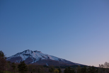 夜明け前の岩木山