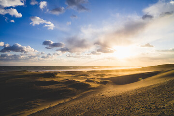 Fototapeta na wymiar 中田島砂丘を照らす美しい夕日
