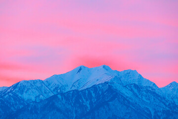 Fototapeta na wymiar 山頂が赤く染まる雪の鹿島槍ヶ岳　