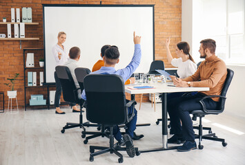 Obraz na płótnie Canvas Business people having meeting in office