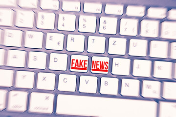 Ein Computer und Tasten für Fake News