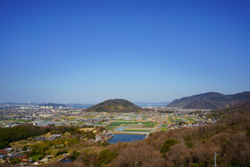 Obraz premium 香川県坂出市街並み(遠方に瀬戸内海と瀬戸大橋)