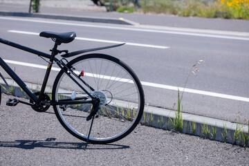 Fototapeta na wymiar 道端に自転車が置いてある　事故　サイクリング