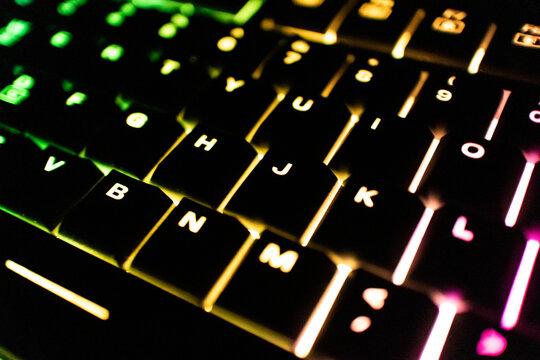 Podświetlana klawiatura RGB podczas nocnego grania.