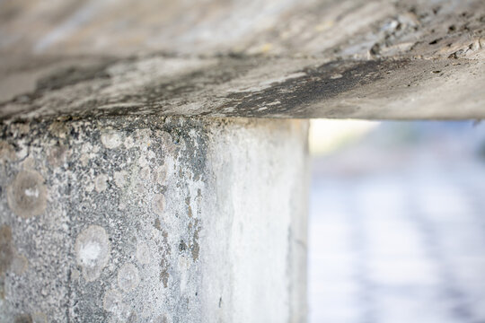 古くなって壊れそうなコンクリートの橋の一部