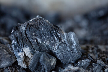 バーベキューで燃え切ったすみの写真　日本