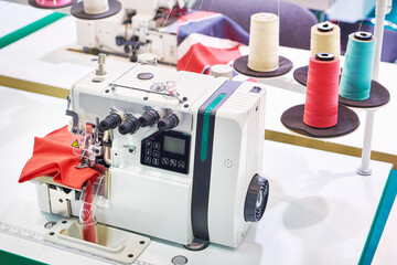 Two-needle, four-thread automatic overlock machine