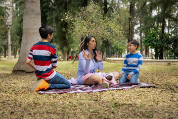 mama regañando a sus hijos en el parque