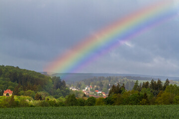 Blick über Güntersberge im Harz mit Regenbogen
