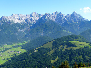 Fototapeta premium Almen und Bergdörfer mit den Loferer Steinbergen im Hintergrund.