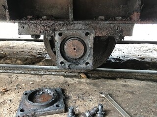 The lorry wheel shaft is damaged and needs to be replaced