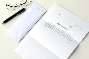 デスクに置かれた解雇予告通知書