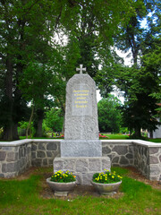 Kriegerdenkmal auf dem Friedhof der Gemeinde Beutel
Mit Aufschrift: Unseren Helden in Dankbarkeit gewidmet. Gemeinde Beutel