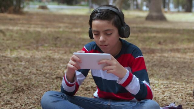 joven utiliza tableta en parque al aire libre