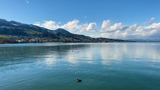 Wundervoller Fr&uuml;hlingstag am Z&uuml;rich See in Lachen mit Blick auf die Berge bei strahlendem Sonnenschein