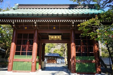 Obraz premium Gate of Kotoku-in temple, bronze statue of the Great Buddha in Kamakura, Japan - 鎌倉 高徳院 門 日本