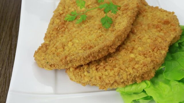 escalopes pan&eacute;es dans une assiette
