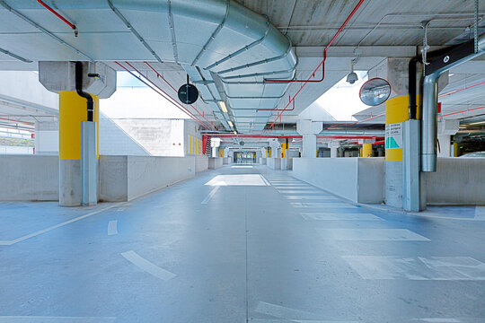 auto, parcheggio, garage, cemento, posti, magazzini, industria, vuoto, corridoio, sala, pavimento, scuro, citt&aacute;, urbana, mura, porta, industriale, dentro, nessuno, costruzione, metropolitana,