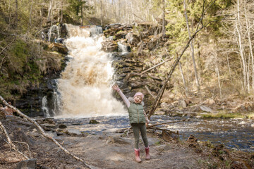Obraz premium Карелия водопад ребенок путешествие туризм Россия природа