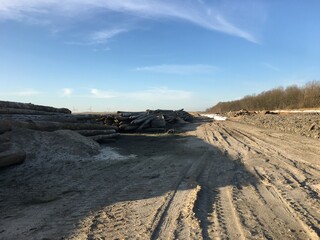 Bodenlager mit Holz-Pf&auml;hlen