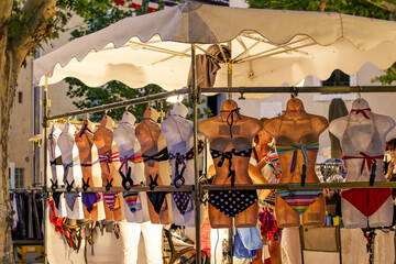 Boutique de maillots de bain par un soir d'été en Provence