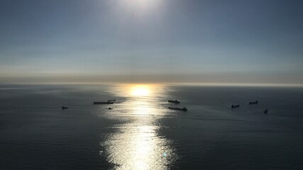 Obraz premium Kreuzfahrtschiff am Morgen bei Sonnenuntergang vor Gibraltar im Mittelmeer
