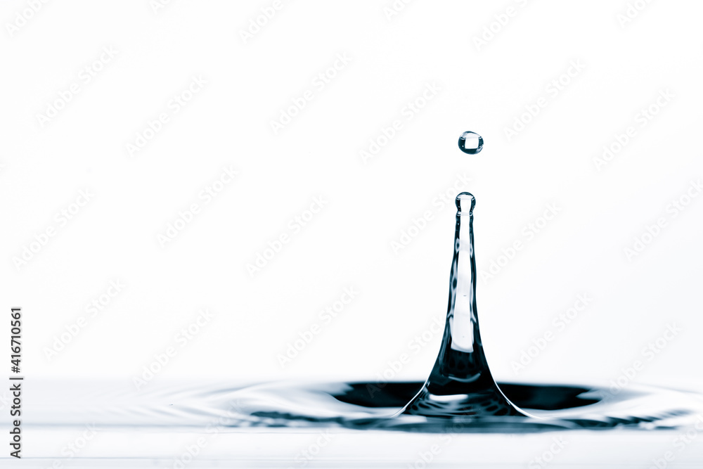 Wall mural drop of water drop to the surface. waves on the surface of the water from a collision