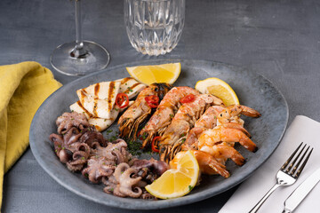 Seafood assorted platter - Prawn Shrimp, Squid, Octopus mini, lemon