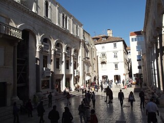 Obraz premium the old roman peristyl is a square within arcades an columns in front of the cathedral of holy duje, split, croatia