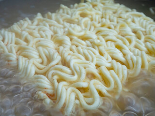 山やキャンプで調理するアウトドアごはん・山ごはん【インスタント麺】
