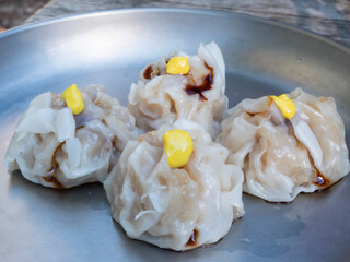 アウトドアで食べる焼売（シューマイ）