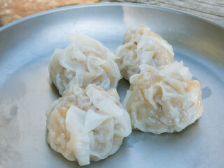 アウトドアで食べる焼売（シューマイ）