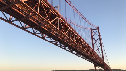 Fototapeta na wymiar Portugal Lissabon Brücke des 25. April Hängebrücke Metall über dem Fluss Tejo von einem Kreuzfahrtschiff aus am Morgen bei Sonnenaufgang am Horizont
