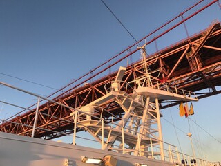 Portugal Lissabon Brücke des 25. April Hängebrücke Metall über dem Fluss Tejo von einem...