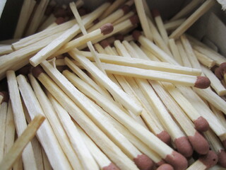many thin wooden matches with sulfur heads
