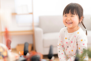 ひな祭りの準備を手伝う3歳の女の子（日本の伝統行事や風習）