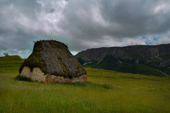 Paisaje verde en Asturias donde se pueden ver los Teitos y el Parque Natural de Somiedo en un d&iacute;a nublado.