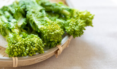 茹でる前の菜の花 © MANAMI Y Photography